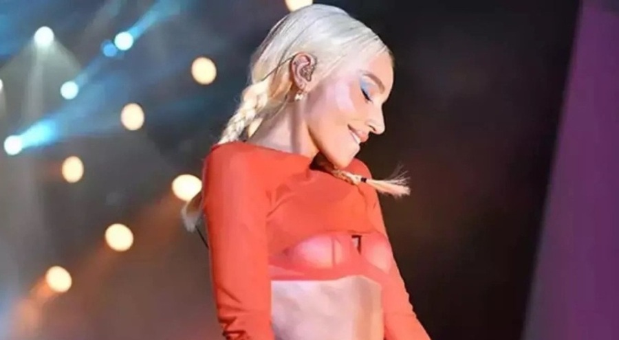 Gülşen konserinde ceketini çıkartıp attı!