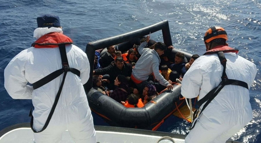 Yunanistan'ın geri ittiği 24 göçmen kurtarıldı