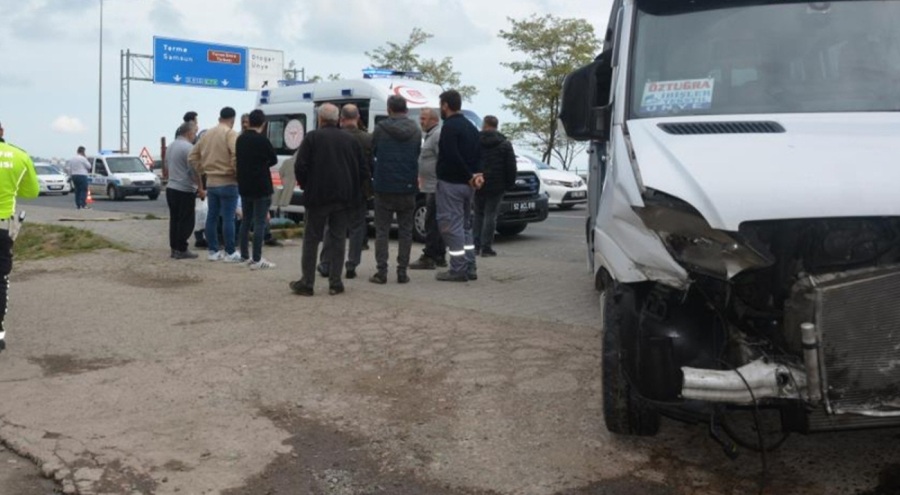 Tekstil işçilerini taşıyan servis minibüsü kaza yaptı