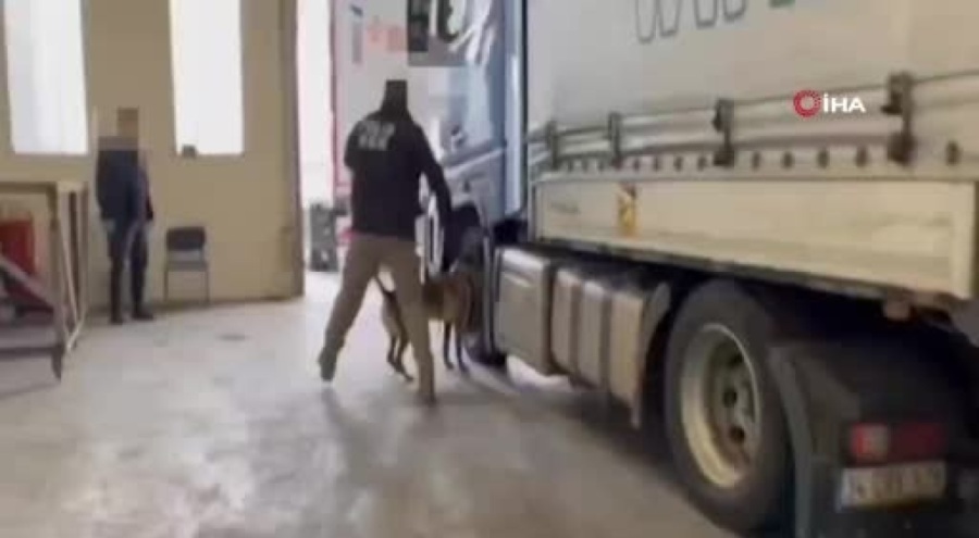Türkiye'ye uyuşturucu sokmak isterken yakalanan sürücüler tutuklandı