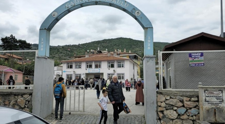 Okul bahçesinde korku dolu anlar! Bıçakla bahçeye girdi