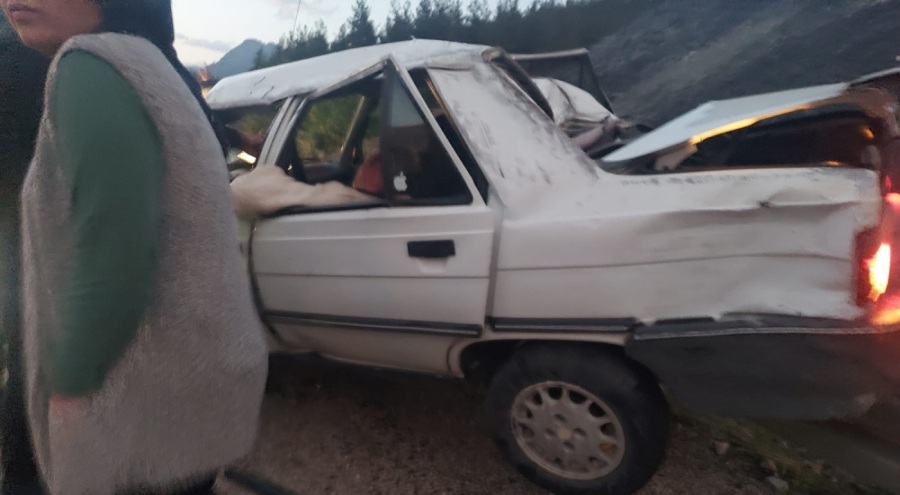 Otomobil, bariyerlere çarptı!