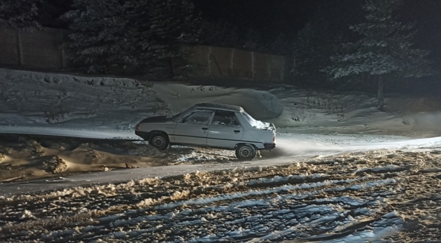 Kastamonu'da kar sonucu araçlar yolda mahsur kaldı