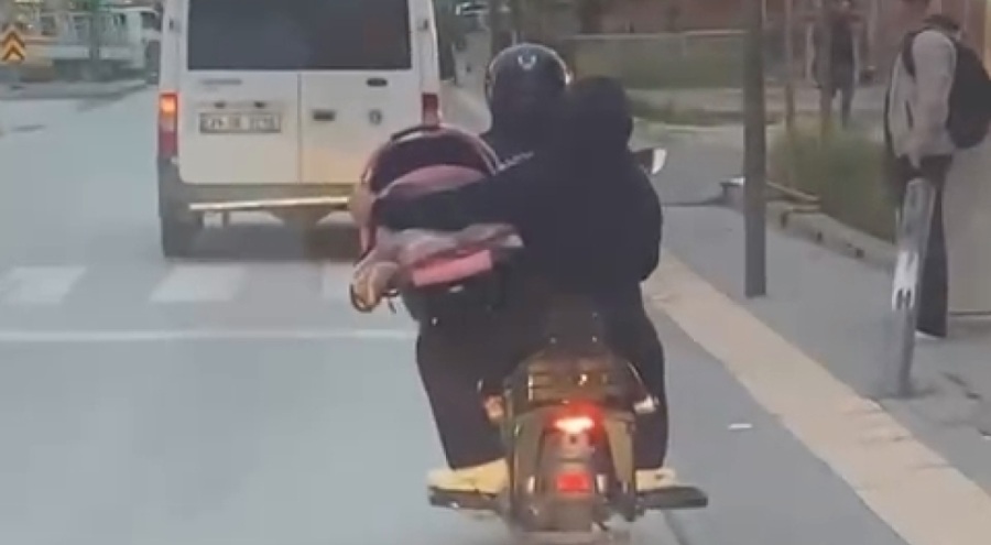 Bursa'da motosiklette bebeği pusetiyle taşıdılar!