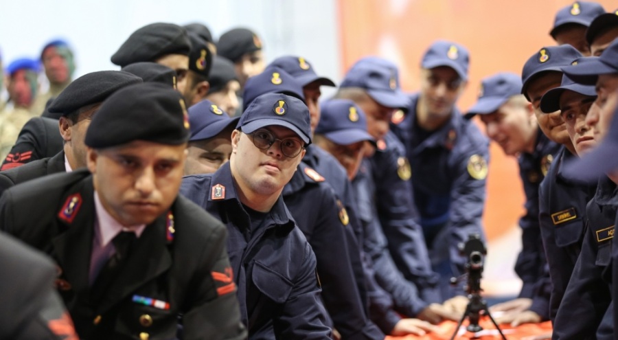 Bursa'da bir günlüğüne asker olan engelli gençler tezkere aldı