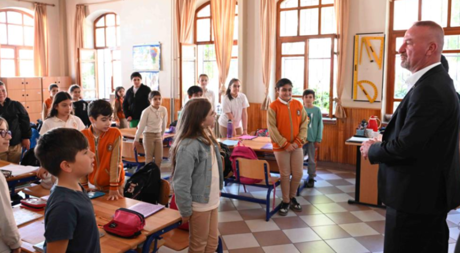 Karacabey Belediye Başkanı Karabatı, Sınıf Başkanı Zehranur'un seçim vaadini yerine getirdi