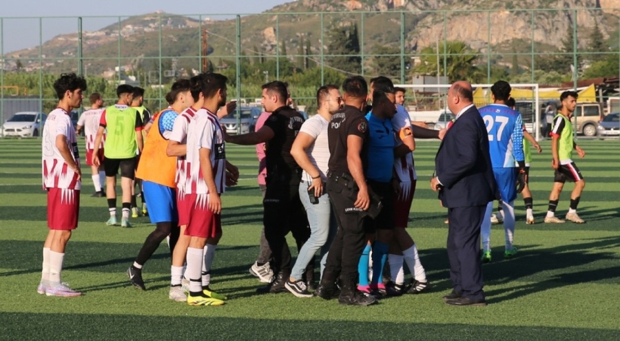 Amatör maç esnasında sahada çıkan kavgaya polis müdahale etti