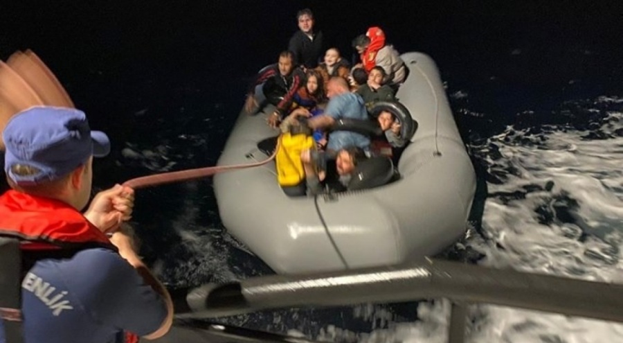 İzmir açıklarında botları arızalandı! 26 düzensiz göçmen ekiplerce kurtarıldı