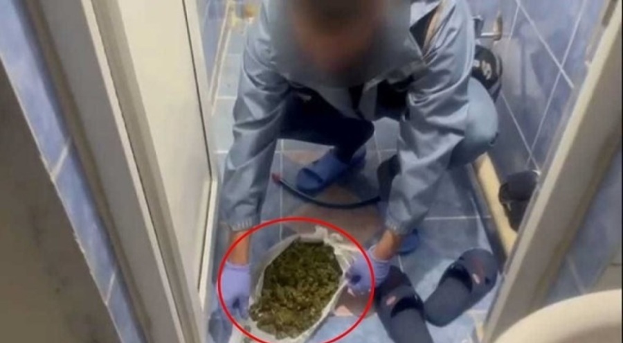 Baskında uyuşturucuyu tuvalete dökerken yakalandı