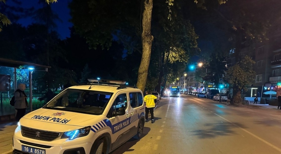 Bursa'da motosiklet yayaya çarptı! 2 kişi yaralandı