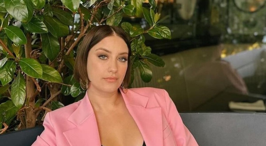 Oyuncu Hazal Kaya yeni imajıyla paylaşım yaptı