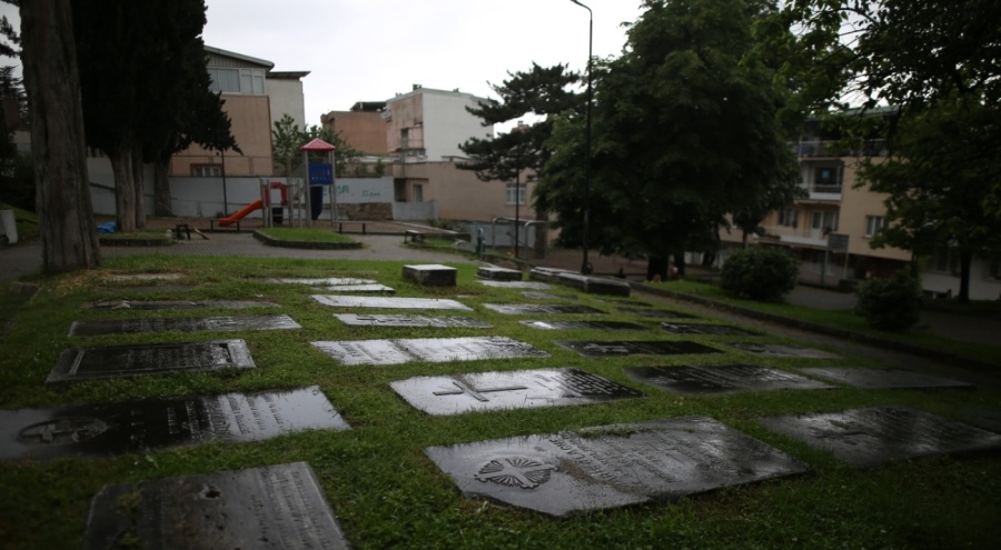 Bursa'da çocuk parkı içerisindeki Fransız Mezarlığı şaşırtıyor