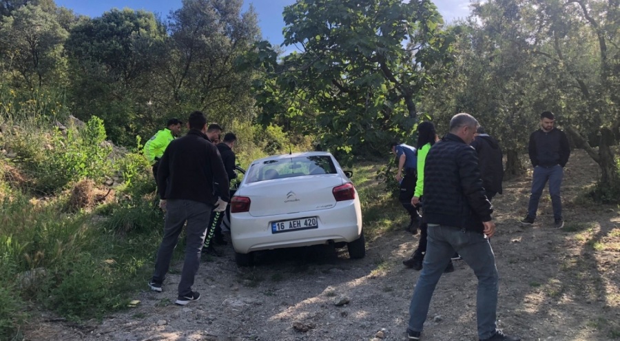 Gemlik'te polisten kaçan şüpheliler aracı zeytinlikte bırakıp kaçtı!