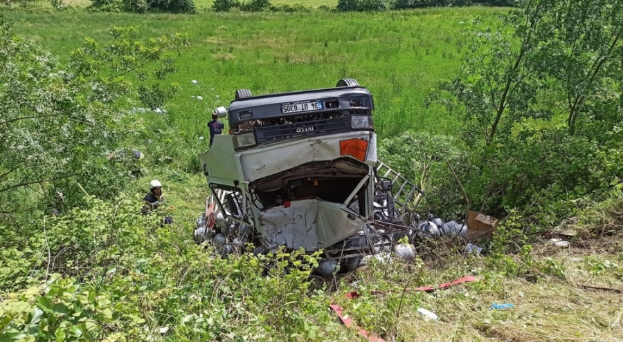 Feci kaza: Tüp yüklü kamyonet ticari araçla çarpıştı
