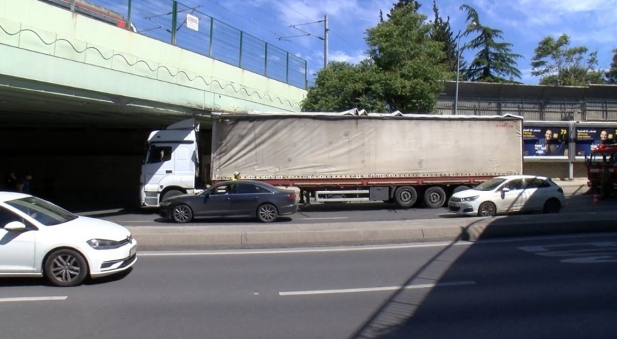 İstanbul'da sabıkalı üst geçitte yine kaza! Uzun kuyruklar oluştu