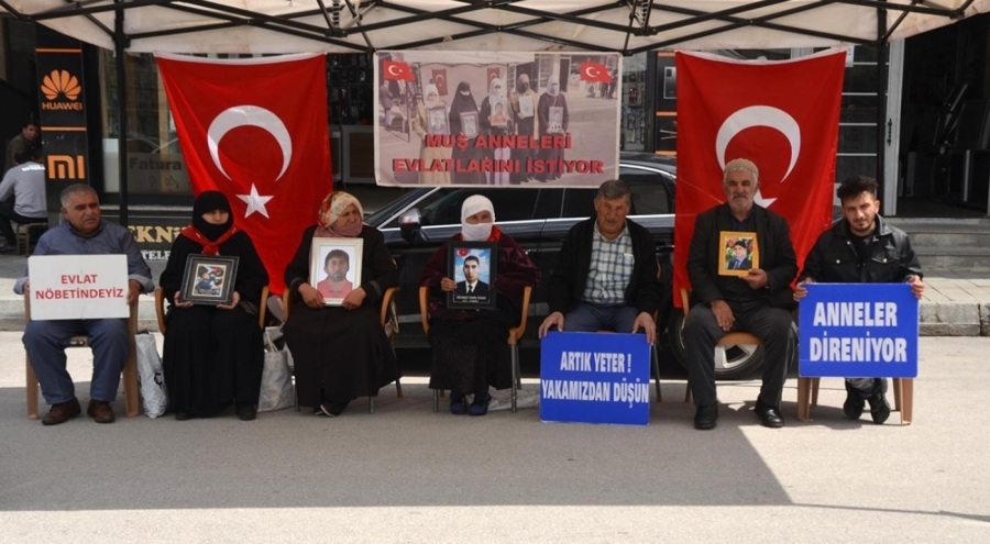 Muşlu aileler "evlat nöbeti"ni sürdürdü