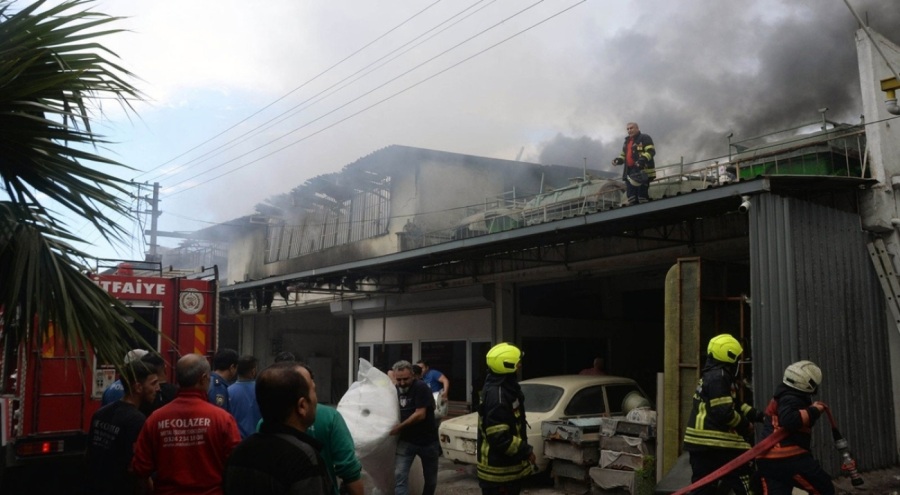 Mersin'de sanayi sitesinde korkutan yangın