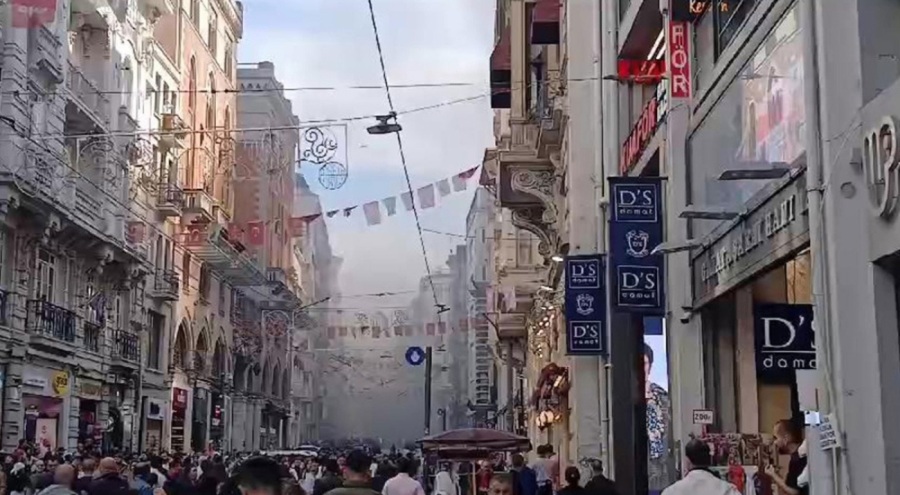 İstiklal Caddesi'nde iş yeri yangını
