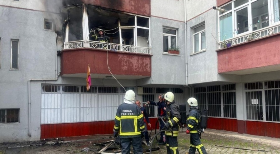 Kibritle oynayan küçük çocuk balkonu ateşe verdi