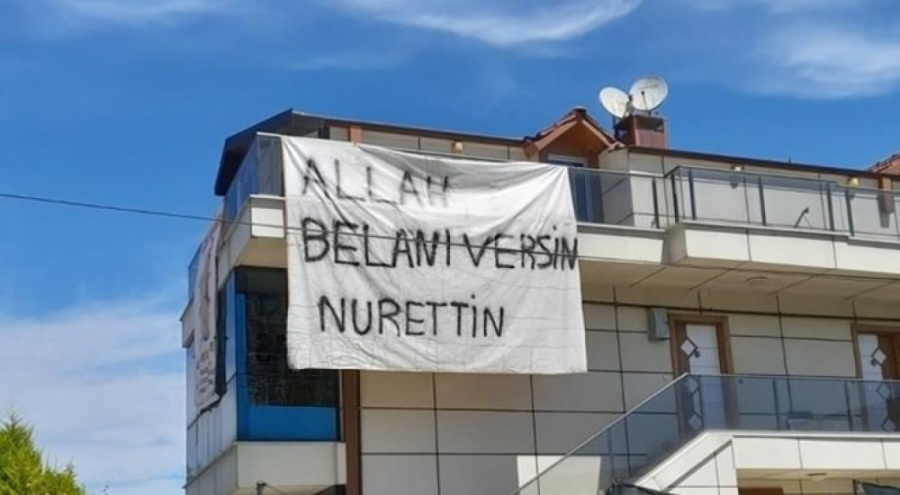 İlginç pankart: Gören dönüp bir daha baktı