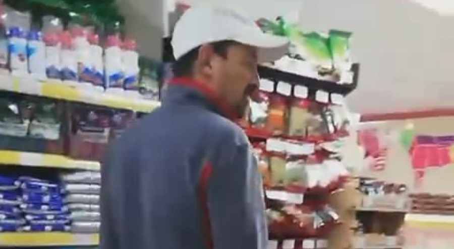 Bursa'da bir işçi 'market kirlenmesin' diye ayaklarına poşet geçirerek girdi!