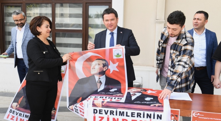 Bursa Osmangazi Belediyesi, ücretsiz Atatürk posteri dağıttı