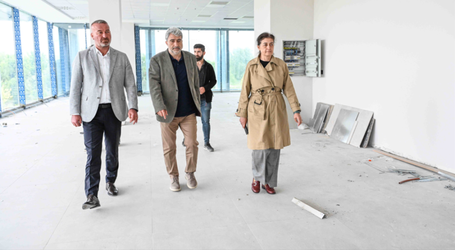Bursa Karacabey Belediye Başkanı Karabatı, modern kültür merkezini inceledi