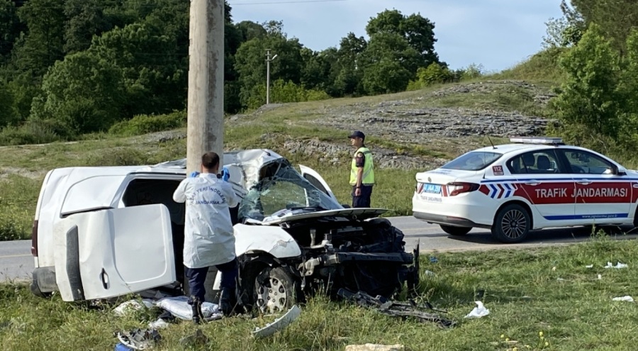 Beton direğe çarpan araç hurdaya döndü!