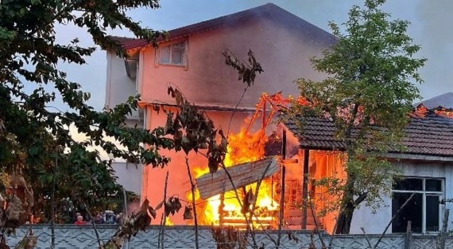 Alevlere teslim olan ev kullanılamaz hale geldi