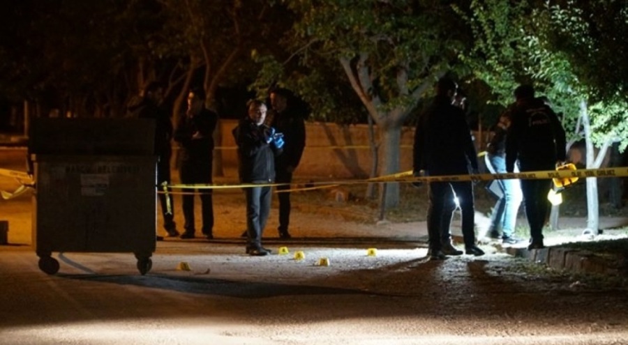 Polis memuru, husumetli olduğu komşusunu öldürdü