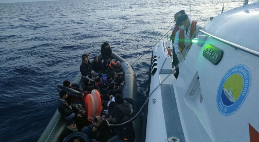 Ayvacık açıklarında 30 kaçak göçmen ekiplerce kurtarıldı