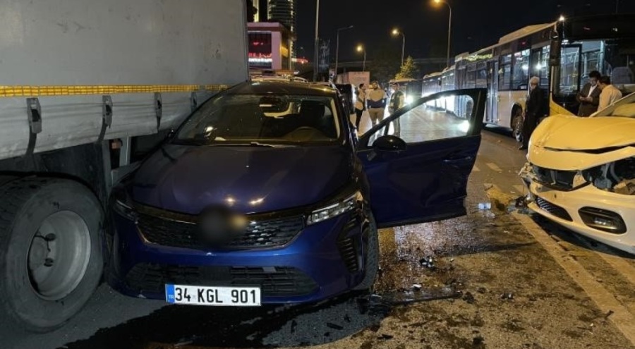 3 araçlı zincirleme trafik kazası! 2 yaralı