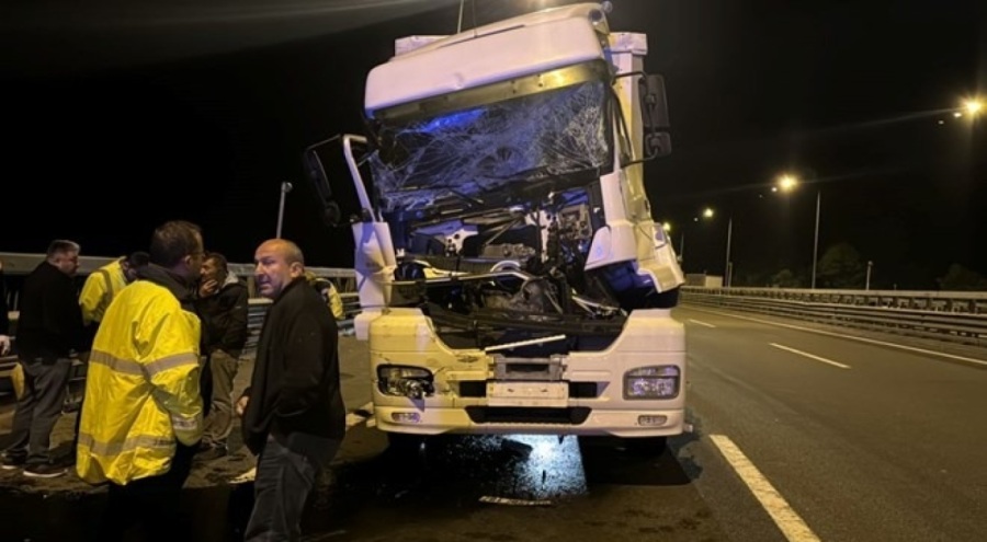 Hurdaya dönen TIR'ın sürücüsü yara almadan kurtuldu