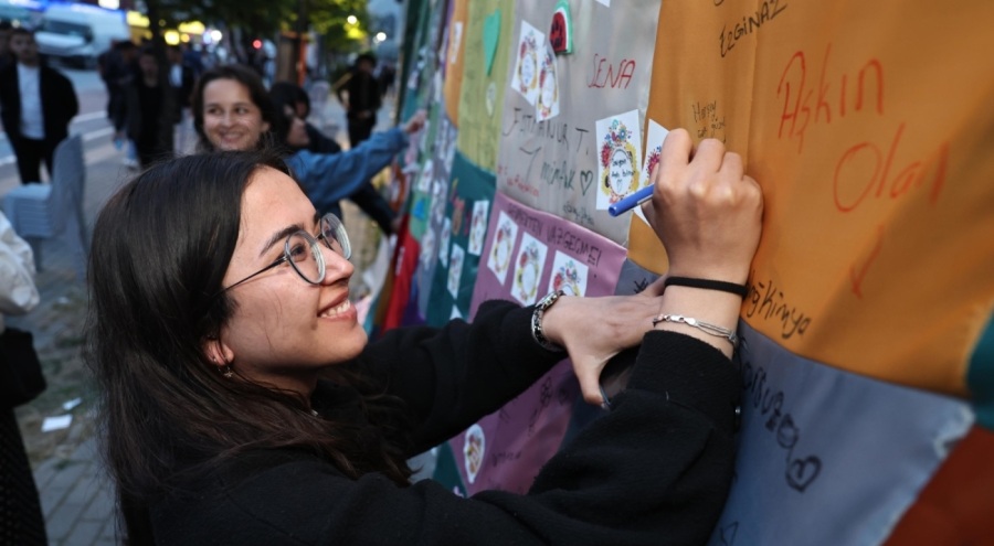 Bursa'da üniversiteli gençler festivalde eğlenerek stres attı