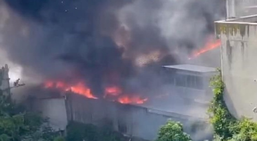 Tekstil atölyesinde yangın! Alevler bitişikteki ayakkabı imalathanesine sıçradı