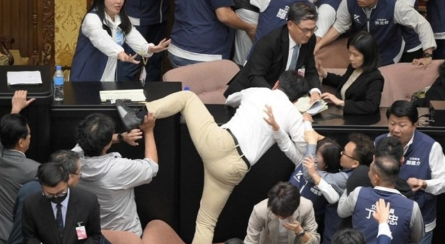 Tayvan parlamentosunda kavga çıktı! Milletvekili belgeleri alıp kaçtı