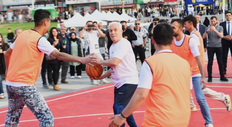 Bursa'da 3x3 Atatürk ve Gençlik Sokak Basketbolu Turnuvası düzenlendi