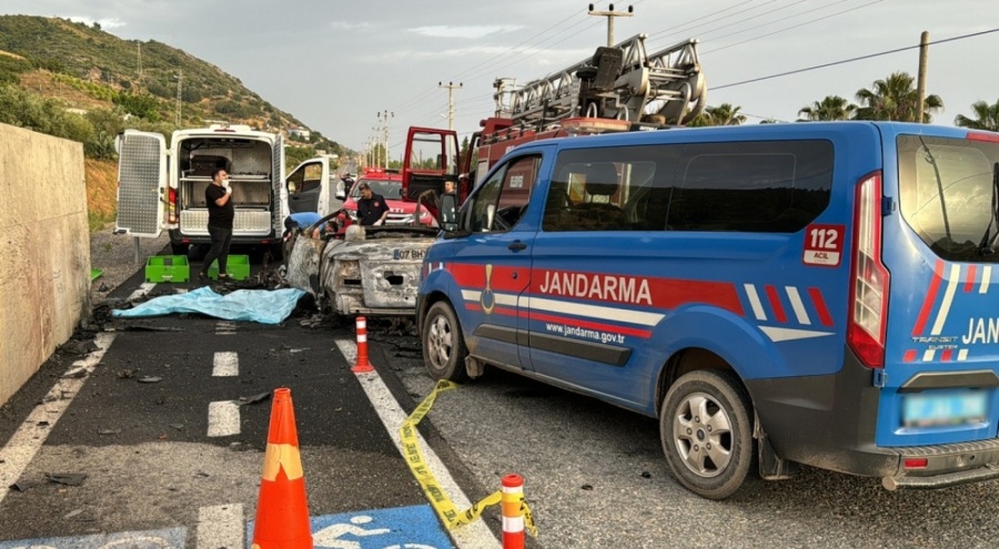 Yanan aracın içinde can verdiler