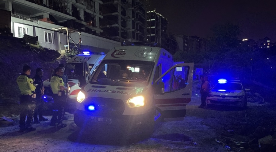 Otomobil, inşaat ile istinat duvarı arasındaki boşluğa düştü