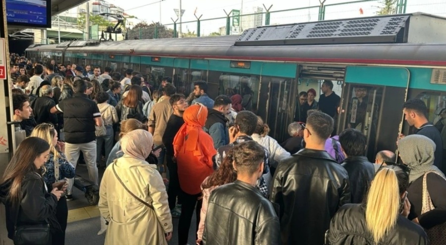 Marmaray'da bir kişi raylara atlayarak intihar etti