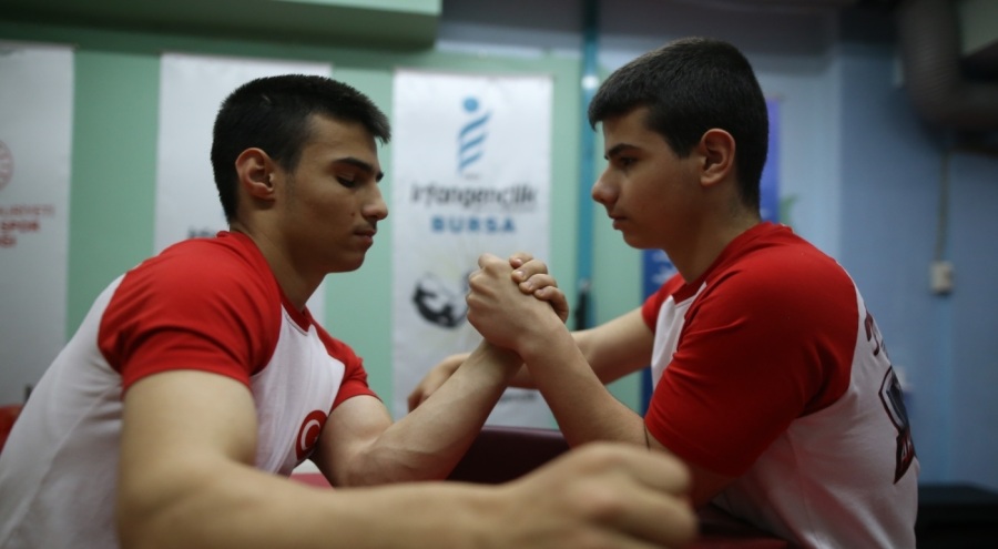 Bursa'nın bilek güreşi sporcusu ikizleri dünya şampiyonluğuna hazırlanıyor