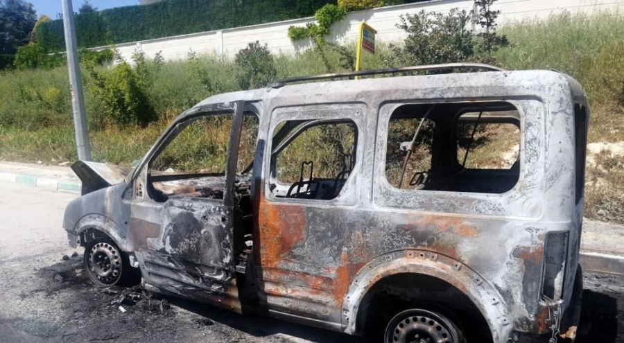 Bursa Mudanya'da din görevlisi alev alan araçtan son anda kurtuldu