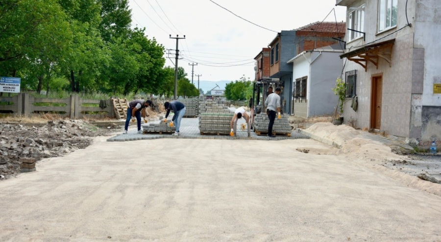 Mustafakemalpaşa'da bozuk yollar tamir ediliyor