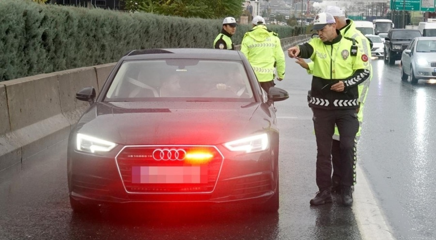 Mevzuatta izin verilmeyen araçlara çakar takan sürücüler ceza