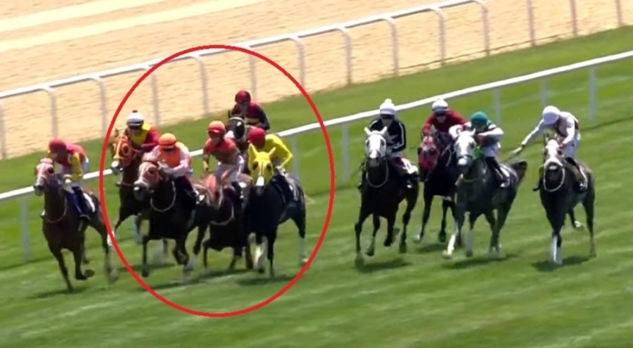 Ankara 75. Yıl Hipodromu'nda kaza; atlar çarpıştı, 2 jokey düştü