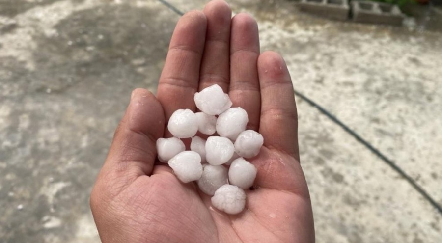 Kahramanmaraş'ta fındık büyüklüğünde dolu yağdı