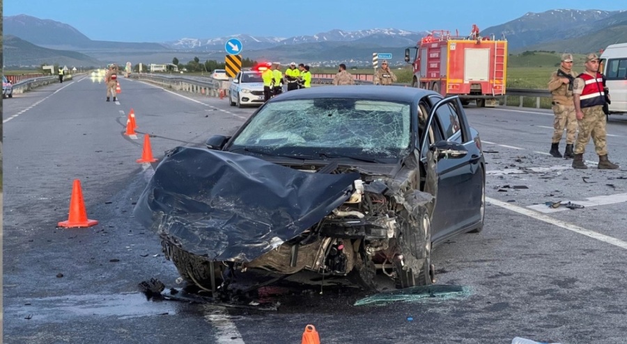 Muş'ta 2 otomobil çarpıştı: 3 ölü, 5 yaralı