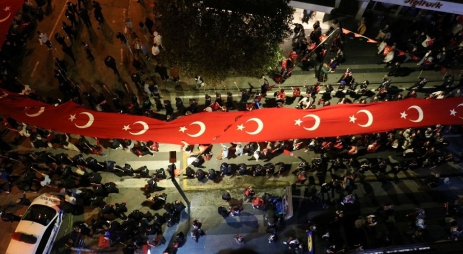 Yurdun dört bir yanında kutlamalar! 1919 metrelik Türk bayrağıyla fener alayı