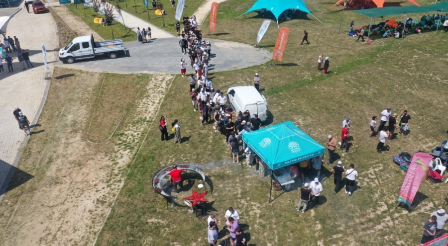 Bursa'da paraşütle atlayan gençlere ay yıldızlı mangalda ikram