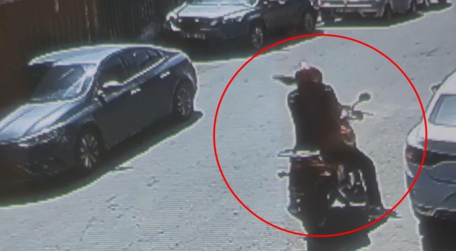 Dehşet anları! Motosikletli, otomobile kurşun yağdırdı